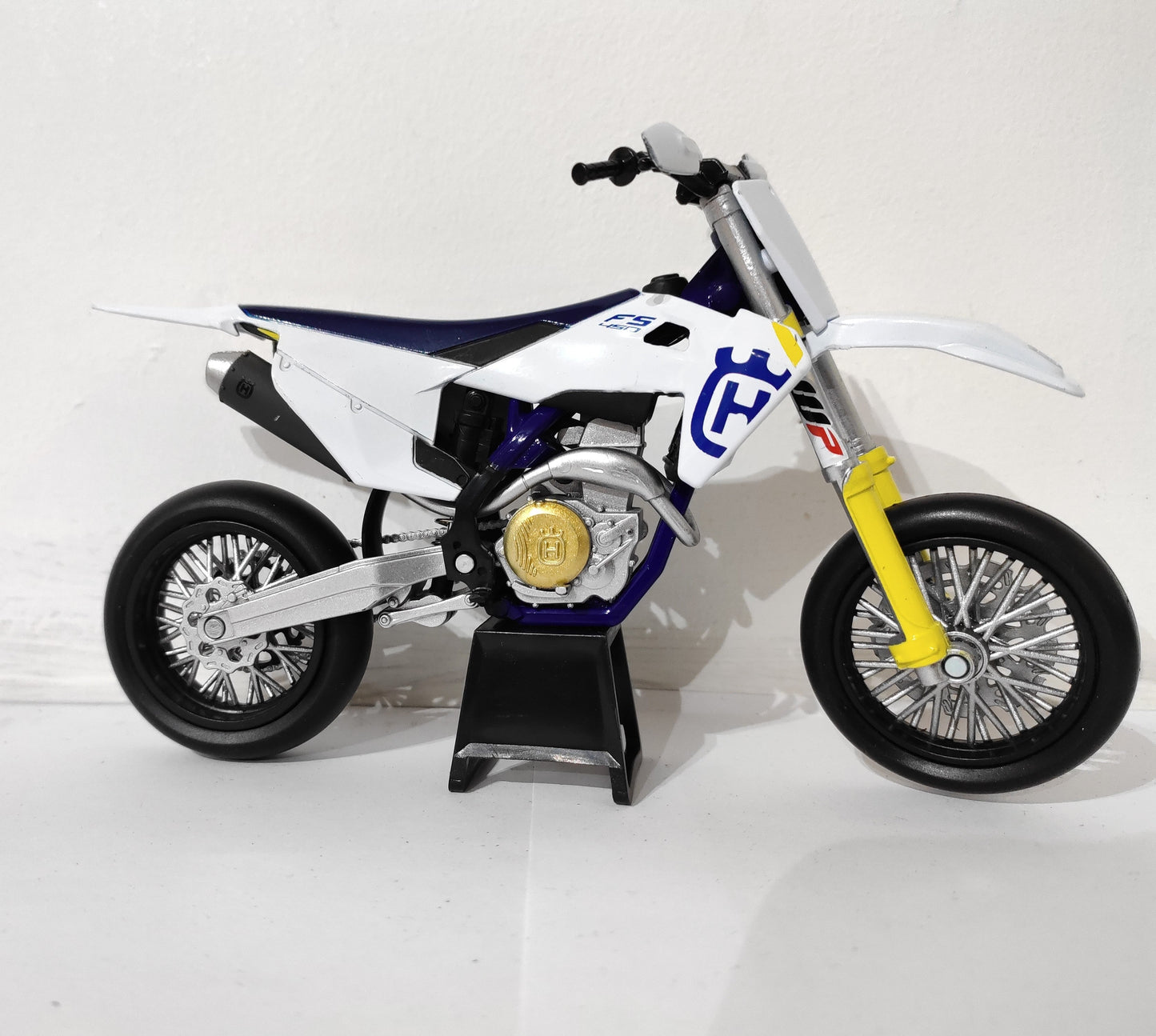 New Ray Toys 1:12 Husqvarna FS 450 Toy Model Supermoto