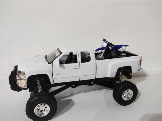 New Ray Toys 1:32 Chevrolet Silverado Pick Up & Yamaha Dirtbike