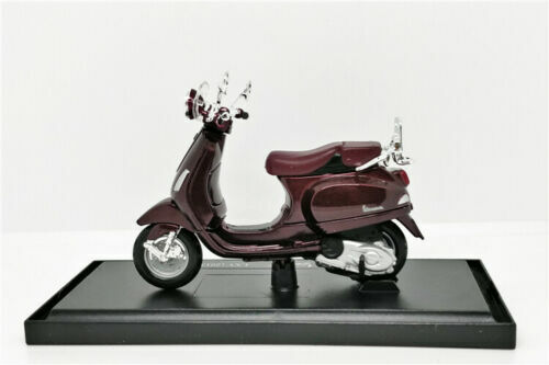 Maisto Toys 1:18 Vespa LXV (2013) Red